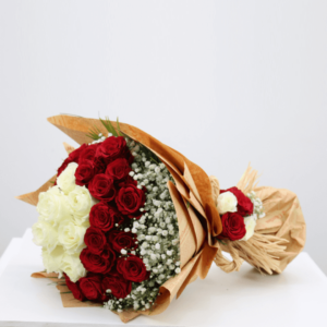 دسته گل رز قرمز و سفید با کاغذ کرم کد346