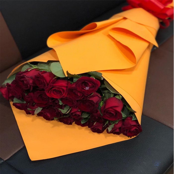 دسته گل رز قرمز با کاغذ زرد