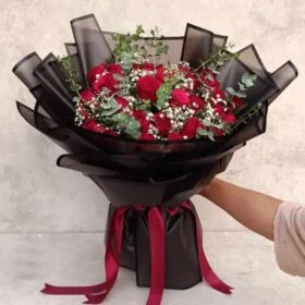 دسته گل رز قرمز و عروس 342